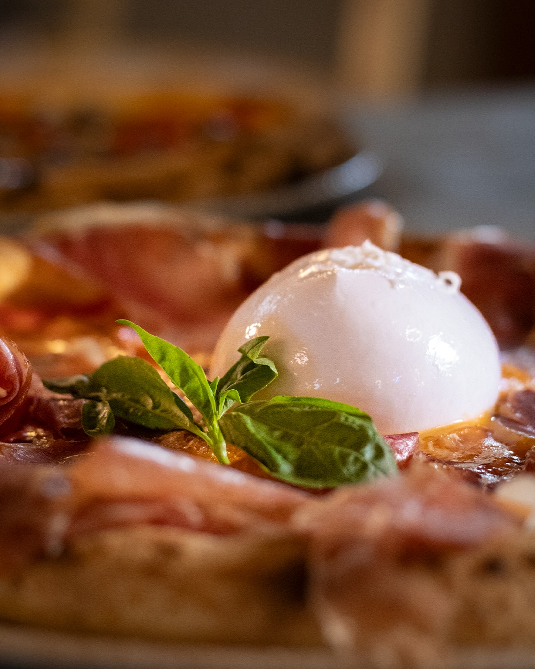 Pizza con prosciutto crudo e burrata