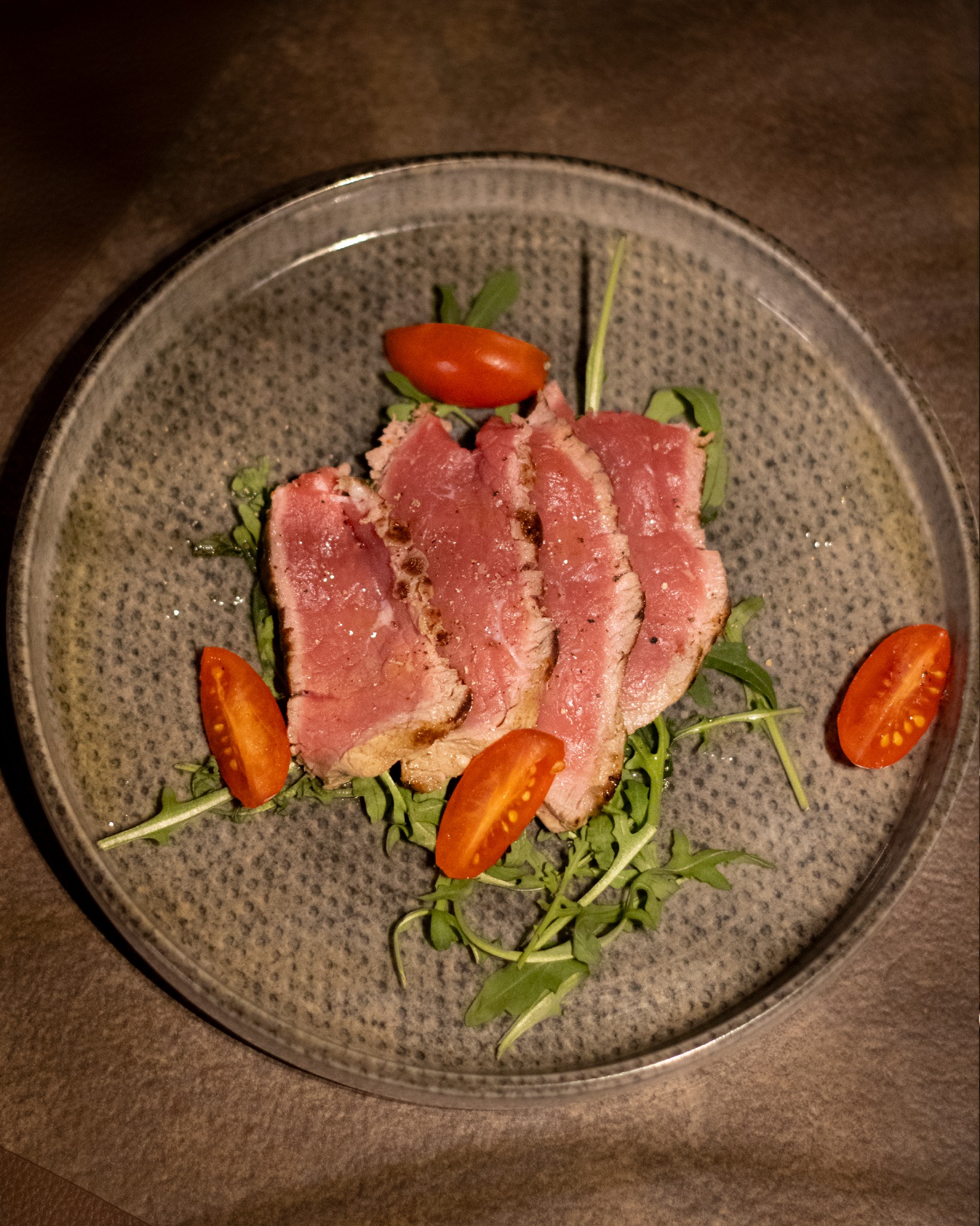 Tagliata di tonno con rucola e pomodorini